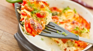 Omlet z mozzarellą i pomidorami